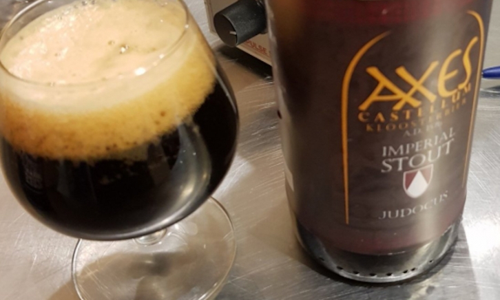 Judocus Stout bier flesje en glas